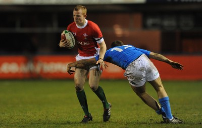 19.03.10 - Wales Under 20 v Italy Under 20 - Under 20 Six Nations 2010 - Dan Fish of Wales takes on Tommaso Benvenuti of Italy. 