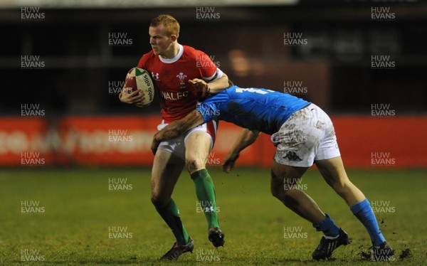 19.03.10 - Wales Under 20 v Italy Under 20 - Under 20 Six Nations 2010 - Dan Fish of Wales takes on Tommaso Benvenuti of Italy. 
