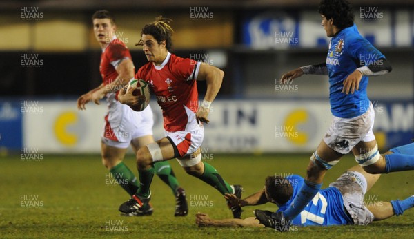 19.03.10 - Wales Under 20 v Italy Under 20 - Under 20 Six Nations 2010 - Josh Navidi of Wales on the charge. 