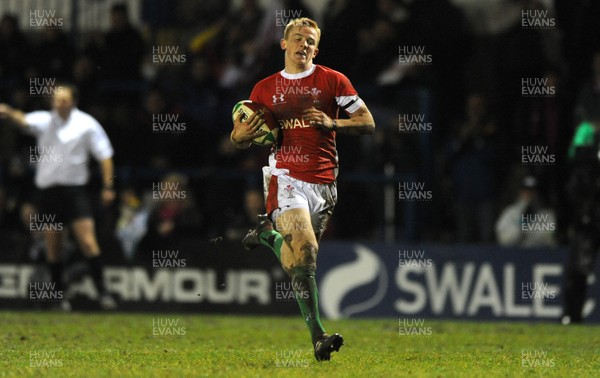 19.03.10 - Wales Under 20 v Italy Under 20 - Under 20 Six Nations 2010 - Dan Fish of Wales runs in to score try. 