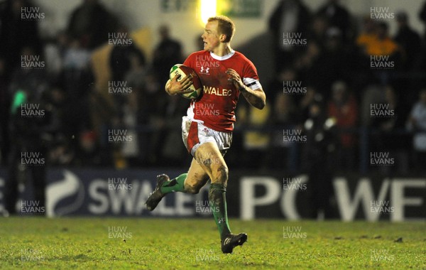 19.03.10 - Wales Under 20 v Italy Under 20 - Under 20 Six Nations 2010 - Dan Fish of Wales runs in to score try. 