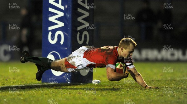 19.03.10 - Wales Under 20 v Italy Under 20 - Under 20 Six Nations 2010 - Dan Fish of Wales runs in to score try. 