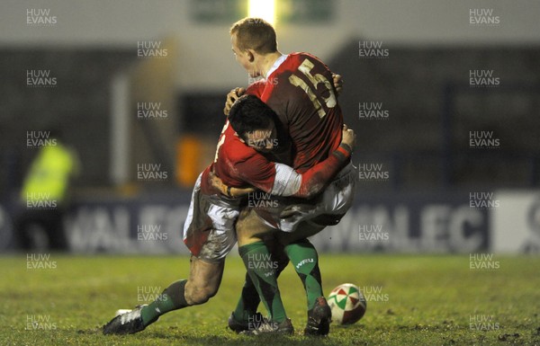 19.03.10 - Wales Under 20 v Italy Under 20 - Under 20 Six Nations 2010 - Dan Fish(15) of Wales celebrates his try with Kristian Phillips. 
