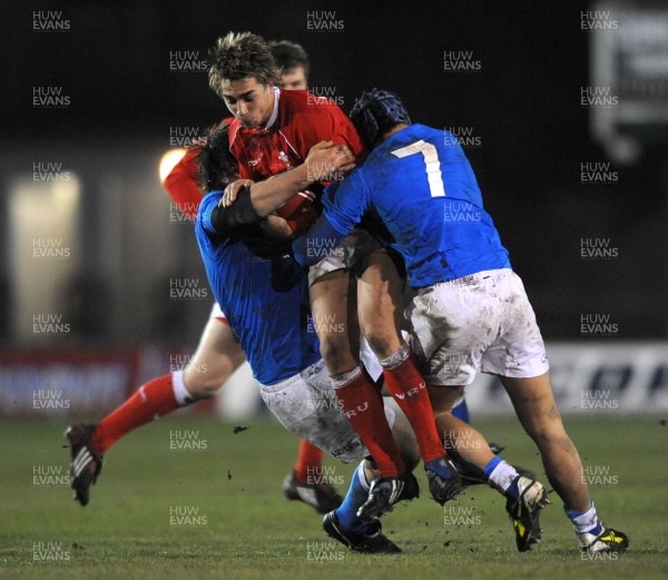 22.02.08 - Wales Under 20 v Italy Under 20 - Under 20 Six Nations - Wales' Gareth Owen is held by the Italian defence 