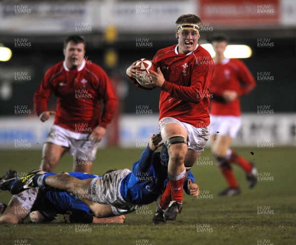 22.02.08 - Wales Under 20 v Italy Under 20 - Under 20 Six Nations - Wales' Nic Cudd breaks free 