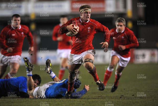22.02.08 - Wales Under 20 v Italy Under 20 - Under 20 Six Nations - Wales' Nic Cudd breaks free 