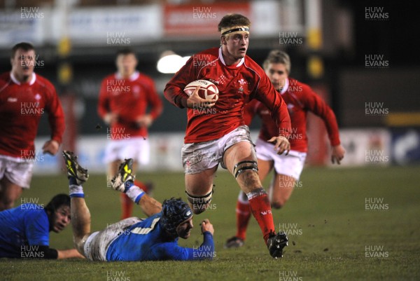 22.02.08 - Wales Under 20 v Italy Under 20 - Under 20 Six Nations - Wales' Nic Cudd breaks free 