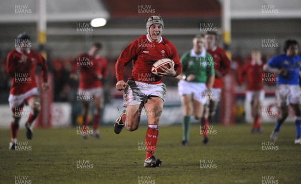 22.02.08 - Wales Under 20 v Italy Under 20 - Under 20 Six Nations - Wales' Jonathan Davies runs in to score try 