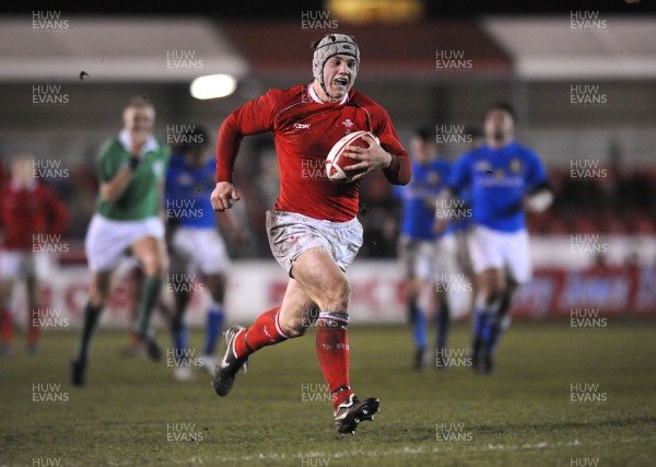 22.02.08 - Wales Under 20 v Italy Under 20 - Under 20 Six Nations - Wales' Jonathan Davies runs in to score try 