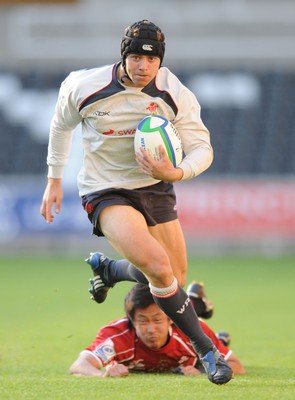 10.06.08 - Wales Under 20s v Japan Under 20s - IRB Junior World Championship - Wales' Leigh Halfpenny races away to score try 