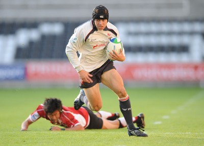 10.06.08 - Wales Under 20s v Japan Under 20s - IRB Junior World Championship - Wales' Leigh Halfpenny races away to score try 