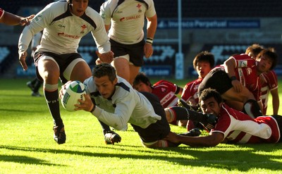10.06.08 - Wales Under 20s v Japan Under 20s - IRB Junior World Championship - Wales' jason Tovey dives in to score try 