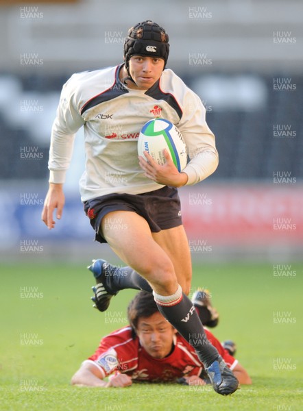 10.06.08 - Wales Under 20s v Japan Under 20s - IRB Junior World Championship - Wales' Leigh Halfpenny races away to score try 
