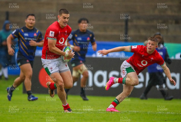 290623 - Wales v Japan - World Rugby U20 Championship - Archie Hughes of Wales flips the ball to team mate Bryn Bradley of Wales