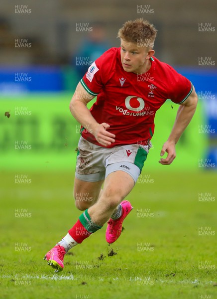 290623 - Wales v Japan - World Rugby U20 Championship - Archie Hughes of Wales sprints ahead
