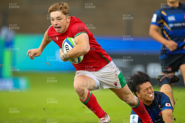 290623 - Wales v Japan - World Rugby U20 Championship - Dan Edwards of Wales breaks free from a Japanese player and sprints for the try line