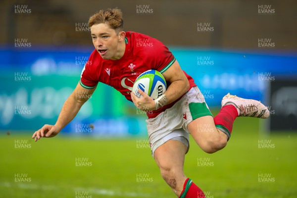 290623 - Wales v Japan - World Rugby U20 Championship - Dan Edwards of Wales breaks free from a Japanese player and sprints for the try line