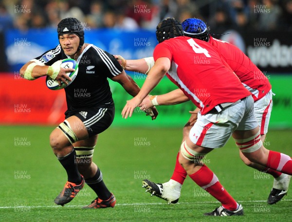 170612 - Wales U20 v New Zealand U20, Junior World Championship Semi Final -Jordan Taufua of New Zealand runs past Rob Evans and Rhodri Hughes of Wales