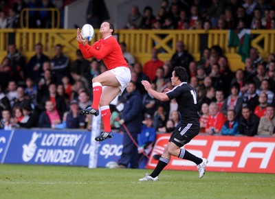 18.06.08 - Wales Under 20 v New Zealand Under 20 - Junior World Championship 2008 - Wales' Daniel Evans jumps above New Zealand's Zac Guildford to take high ball. 