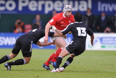 18.06.08 - Wales Under 20 v New Zealand Under 20 - Junior World Championship 2008 - Wales' Jonathan Davies looks for a way past New Zealand's Sean Maitland and Kade Poki. 