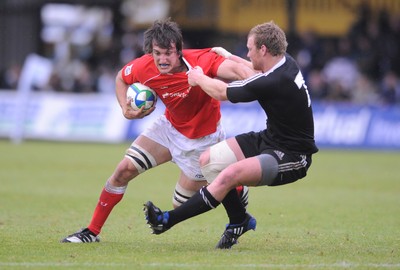 18.06.08 - Wales Under 20 v New Zealand Under 20 - Junior World Championship 2008 - Wales' Sam Warburton drives past New Zealand's Luke Braid. 