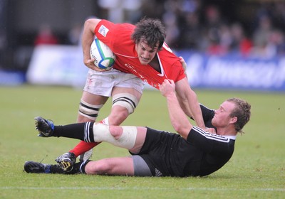 18.06.08 - Wales Under 20 v New Zealand Under 20 - Junior World Championship 2008 - Wales' Sam Warburton drives past New Zealand's Luke Braid. 