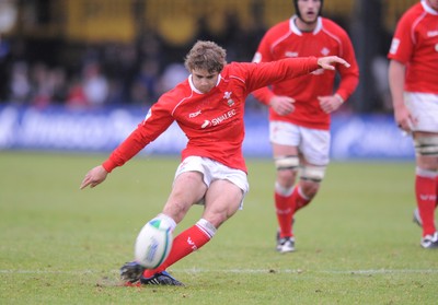 18.06.08 - Wales Under 20 v New Zealand Under 20 - Junior World Championship 2008 - Wales' Leigh Halfpenny kicks at goal. 