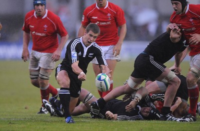 18.06.08 - Wales Under 20 v New Zealand Under 20 - Junior World Championship 2008 - New Zealand's Grayson Hart feeds his backs. 
