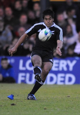 18.06.08 - Wales Under 20 v New Zealand Under 20 - Junior World Championship 2008 - New Zealand's Trent Renata kicks at goal. 