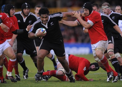 18.06.08 - Wales Under 20 v New Zealand Under 20 - Junior World Championship 2008 - New Zealand's Paea Fa'anunu holds off Josh Turnball. 