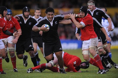 18.06.08 - Wales Under 20 v New Zealand Under 20 - Junior World Championship 2008 - New Zealand's Paea Fa'anunu holds off Josh Turnball. 