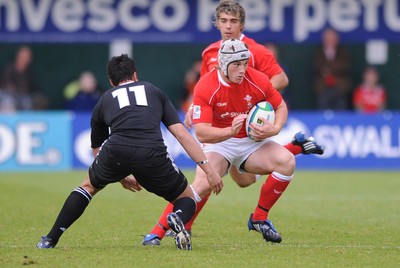 18.06.08 - Wales Under 20 v New Zealand Under 20 - Junior World Championship 2008 - Wales' Jonathan Davies looks for a way past New Zealand's Sean Maitland. 