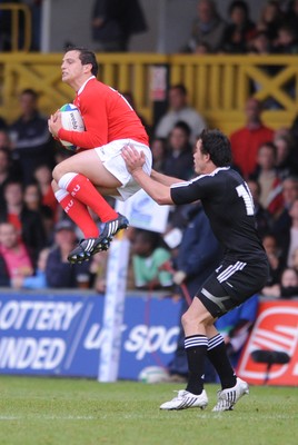 18.06.08 - Wales Under 20 v New Zealand Under 20 - Junior World Championship 2008 - Wales' Daniel Evans jumps above New Zealand's Zac Guildford to take high ball. 