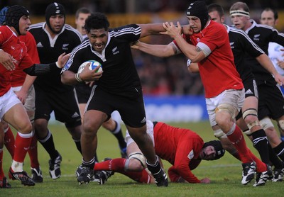 18.06.08 - Wales Under 20 v New Zealand Under 20 - Junior World Championship 2008 - New Zealand's Paea Fa'anunu holds off Josh Turnball. 