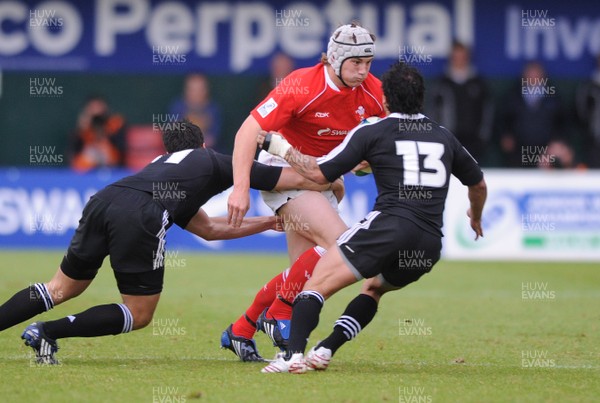 18.06.08 - Wales Under 20 v New Zealand Under 20 - Junior World Championship 2008 - Wales' Jonathan Davies looks for a way past New Zealand's Sean Maitland and Kade Poki. 