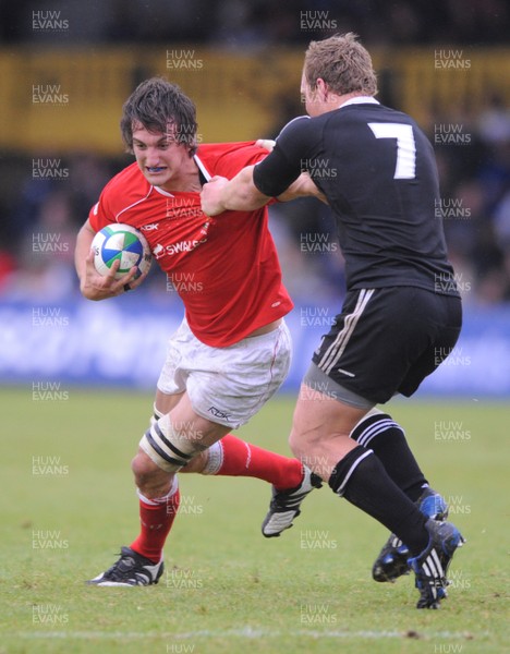 18.06.08 - Wales Under 20 v New Zealand Under 20 - Junior World Championship 2008 - Wales' Sam Warburton drives past New Zealand's Luke Braid. 