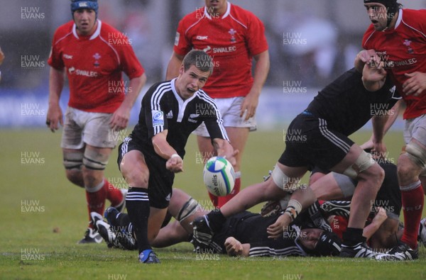 18.06.08 - Wales Under 20 v New Zealand Under 20 - Junior World Championship 2008 - New Zealand's Grayson Hart feeds his backs. 