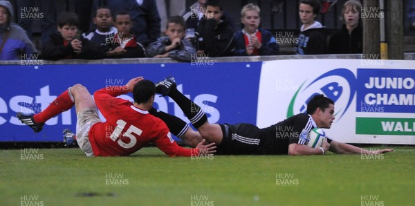 18.06.08 - Wales Under 20 v New Zealand Under 20 - Junior World Championship 2008 - New Zealand's Sean Maitland dives in for try. 