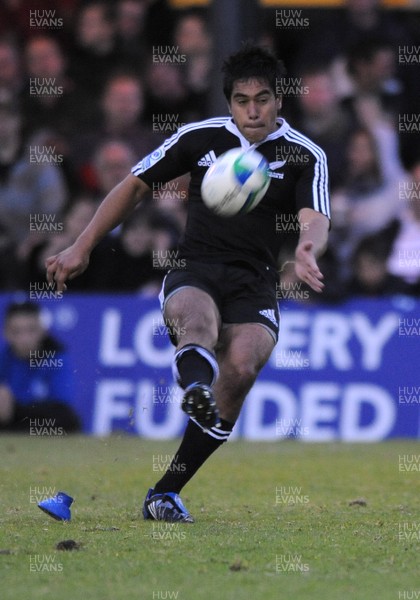 18.06.08 - Wales Under 20 v New Zealand Under 20 - Junior World Championship 2008 - New Zealand's Trent Renata kicks at goal. 