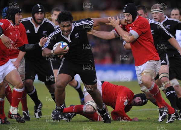18.06.08 - Wales Under 20 v New Zealand Under 20 - Junior World Championship 2008 - New Zealand's Paea Fa'anunu holds off Josh Turnball. 