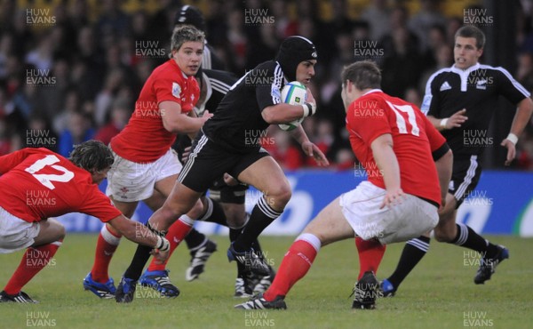 18.06.08 - Wales Under 20 v New Zealand Under 20 - Junior World Championship 2008 - New Zealand's Daniel Kirkpatrick races past Wales' Sam Hobbs(17). 