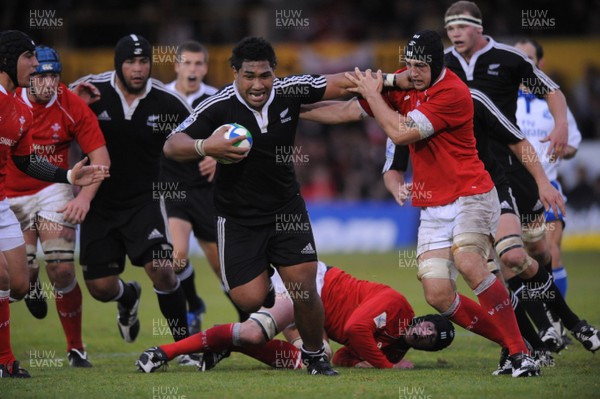 18.06.08 - Wales Under 20 v New Zealand Under 20 - Junior World Championship 2008 - New Zealand's Paea Fa'anunu holds off Josh Turnball. 