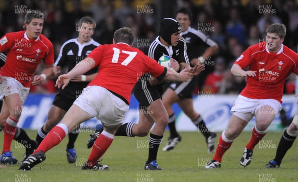 18.06.08 - Wales Under 20 v New Zealand Under 20 - Junior World Championship 2008 - New Zealand's Daniel Kirkpatrick races past Wales' Sam Hobbs(17). 