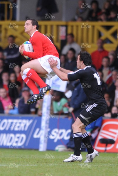 18.06.08 - Wales Under 20 v New Zealand Under 20 - Junior World Championship 2008 - Wales' Daniel Evans jumps above New Zealand's Zac Guildford to take high ball. 