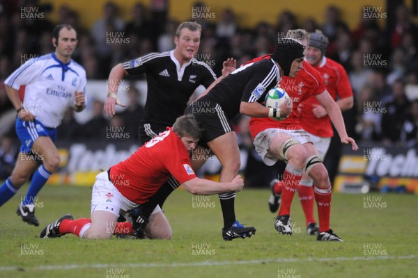 18.06.08 - Wales Under 20 v New Zealand Under 20 - Junior World Championship 2008 - New Zealand's Daniel Kirkpatrick is held by the Welsh defence. 