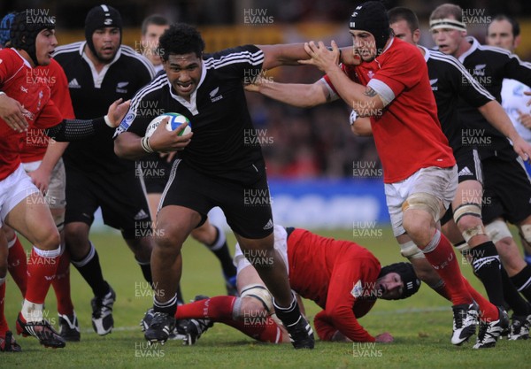 18.06.08 - Wales Under 20 v New Zealand Under 20 - Junior World Championship 2008 - New Zealand's Paea Fa'anunu holds off Josh Turnball. 