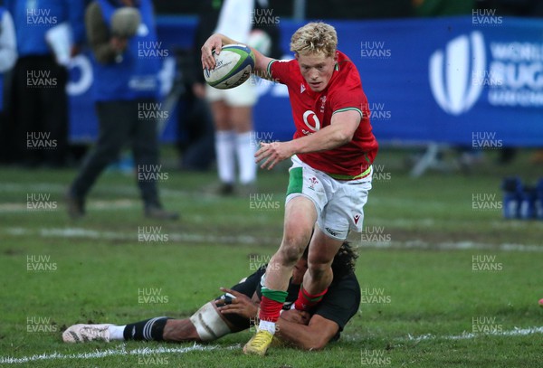 240623 - Wales v New Zealand - World Rugby U20 Championship - Harri Houston of Wales attempts to slip Malachi Wrampling-Alec of New Zealand tackle 