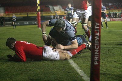 08.02.08 ... Wales U20 v Scotland U20, Newport -  Wales' Scott Andrews dives in to score try 