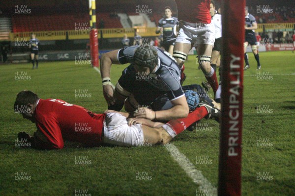 08.02.08 ... Wales U20 v Scotland U20, Newport -  Wales' Scott Andrews dives in to score try 
