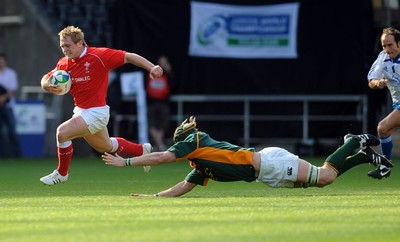 22.06.08 - Junior World Championship 2008 3rd Place Play Off - Wales v South Africa Wales' Gareth Williams beats a tackle from South Africa's Gerrit Jan van Velze 